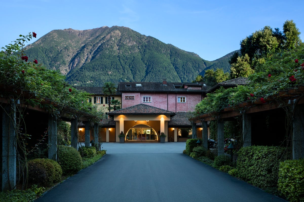 Eingangsbereich mit mediterranem Innenhof eines Luxushotels.
