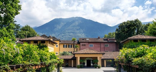 Eingangsbereich mit mediterranem Innenhof eines Luxushotels.