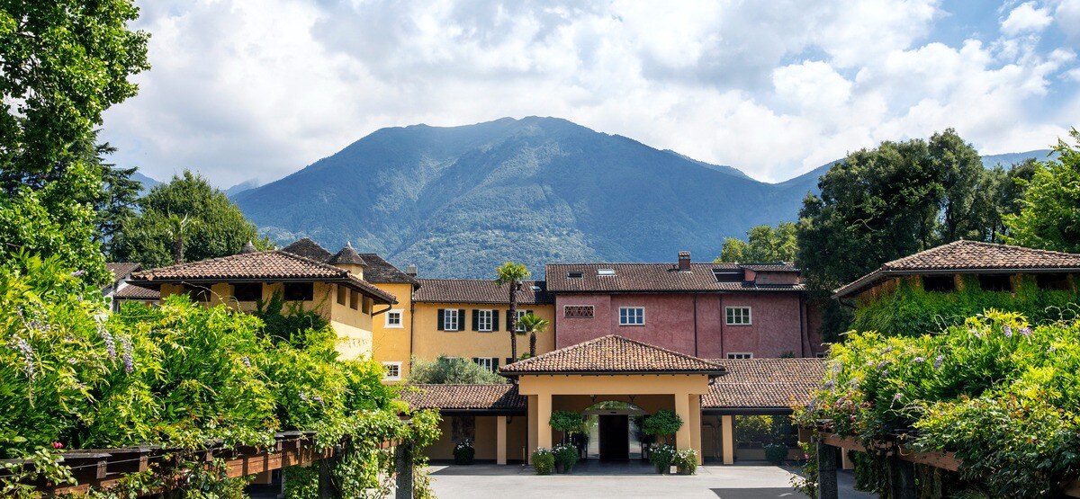 Eingangsbereich mit mediterranem Innenhof eines Luxushotels.