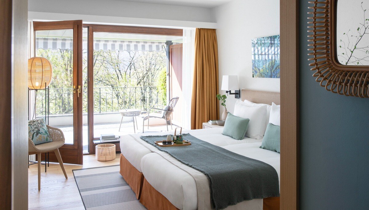 Schlafzimmer mit Doppelbett und Balkon.