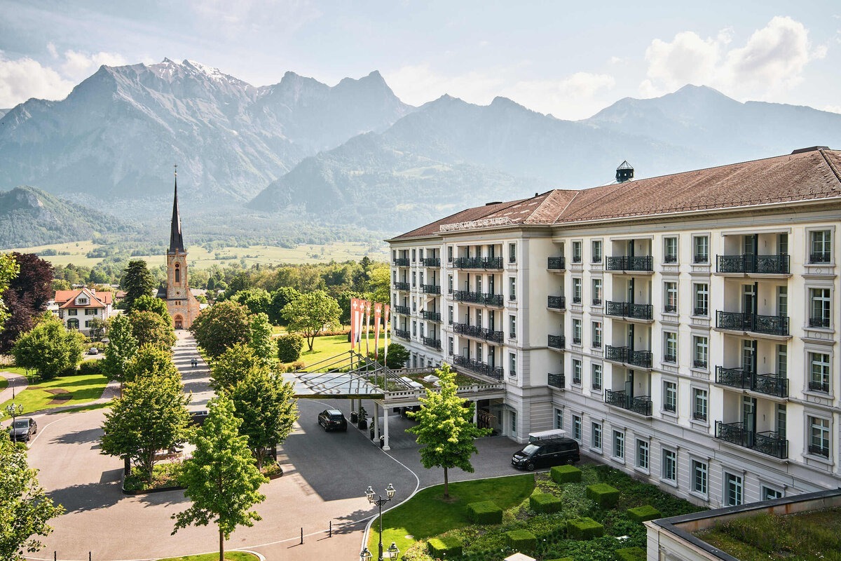 grand-resort-bad-ragaz-schweiz-familienluxusreisen-thefamilyproject-aussenansicht