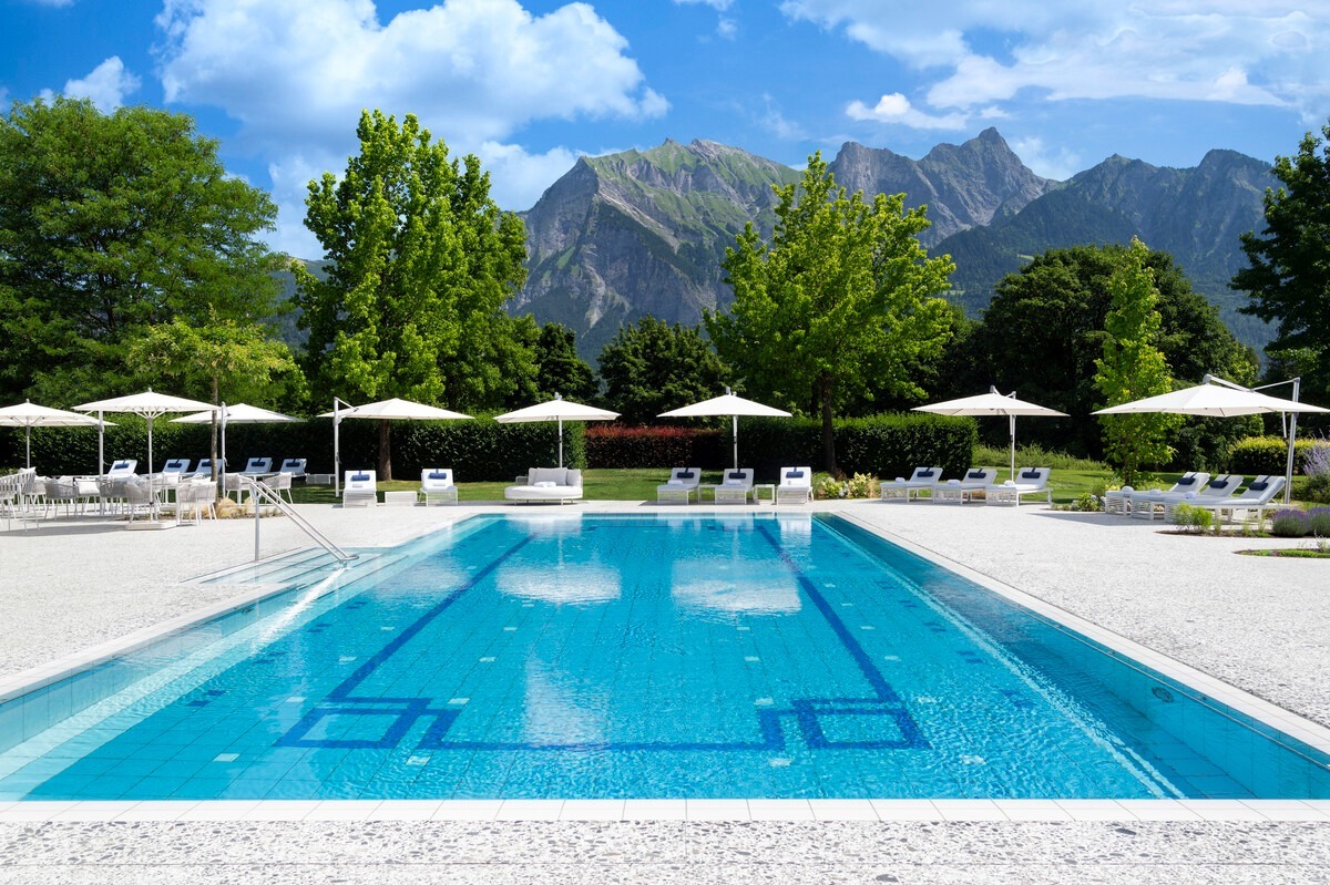 grand-resort-bad-ragaz-schweiz-familienluxusreisen-thefamilyproject-gartenpool