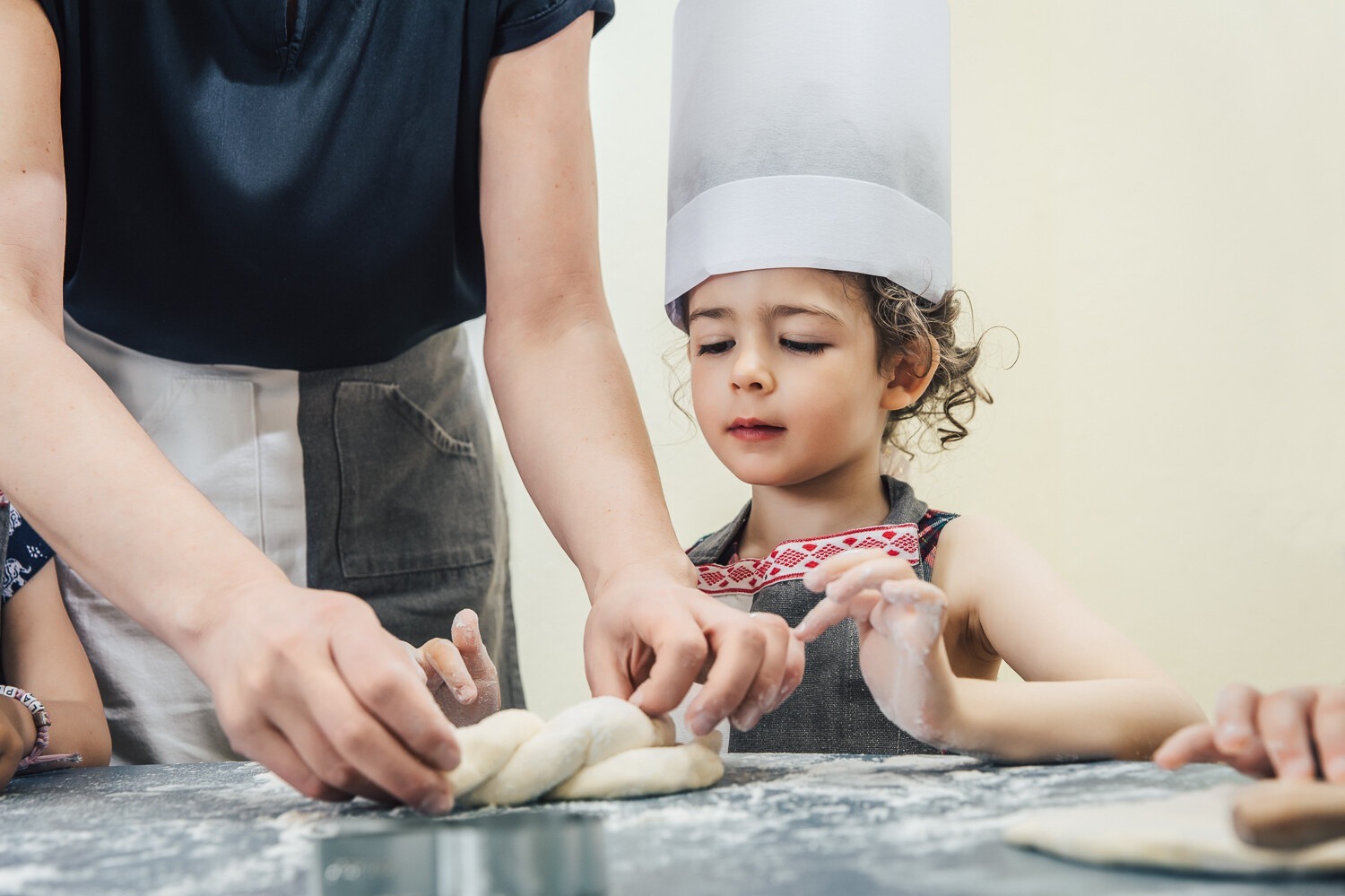 grand-resort-bad-ragaz-schweiz-familienluxusreisen-thefamilyproject-kindervilla-backen