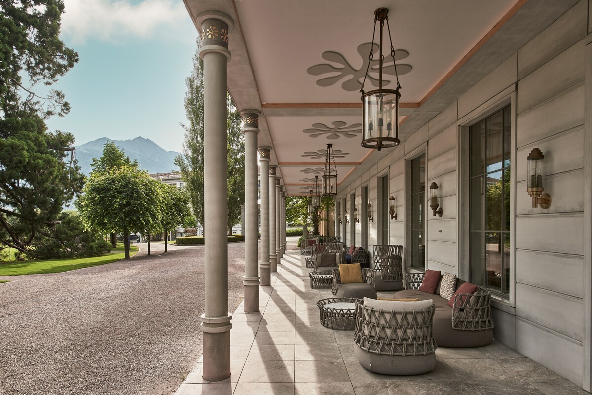 grand-resort-bad-ragaz-schweiz-familienluxusreisen-thefamilyproject-terrasse