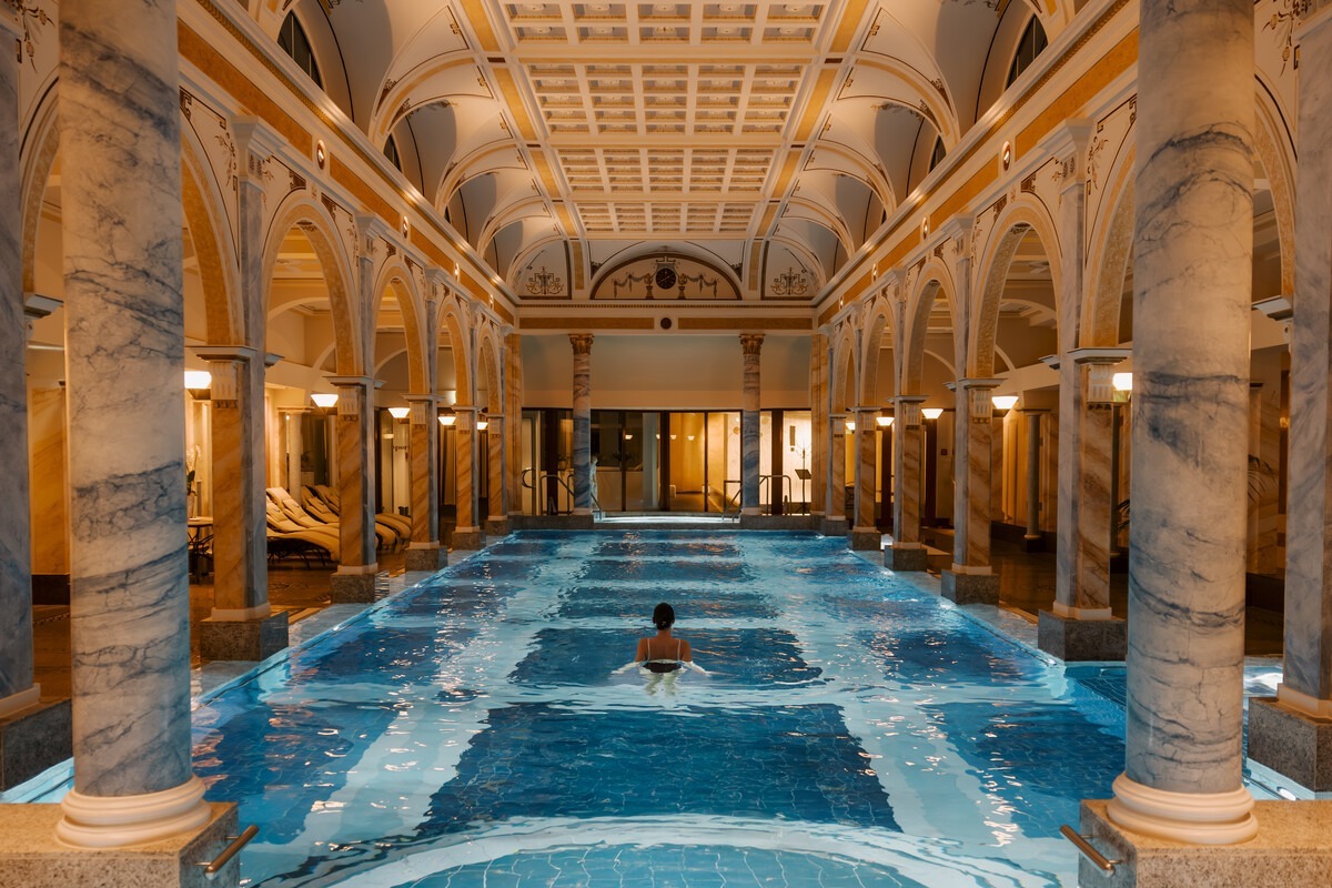 grand-resort-bad-ragaz-schweiz-familienluxusreisen-thefamilyproject-therme