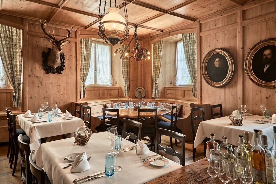 grand-resort-bad-ragaz-schweiz-familienluxusreisen-thefamilyproject-zollstube-restaurant