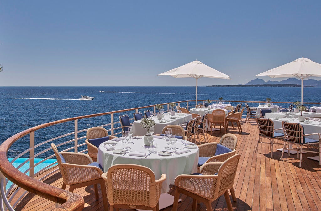 hotel-du-cap-eden-roc-frankreich-familienluxusreisen-restaurant-meerblick