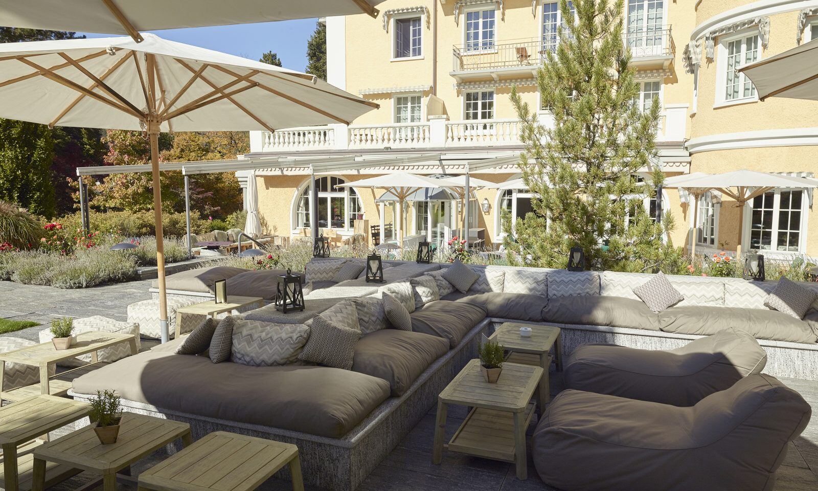 Le-Grand-Bellevue-schweiz-familienluxusreisen-gartenlounge