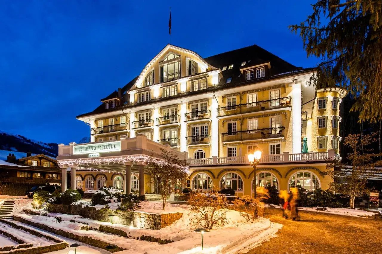 le grand bellevue gstaad schweiz aussenansicht luxus reisen kinder familie the family project
