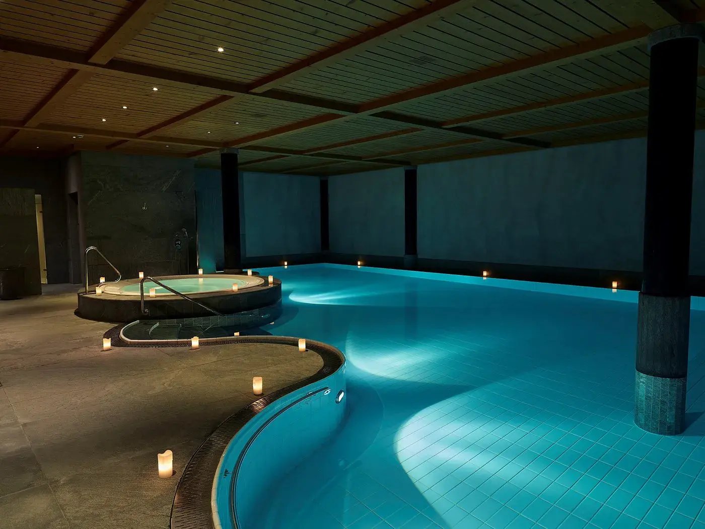 le-grand-bellevue-gstaad-schweiz-pool-luxus-reisen-kinder-familie-the-family-project