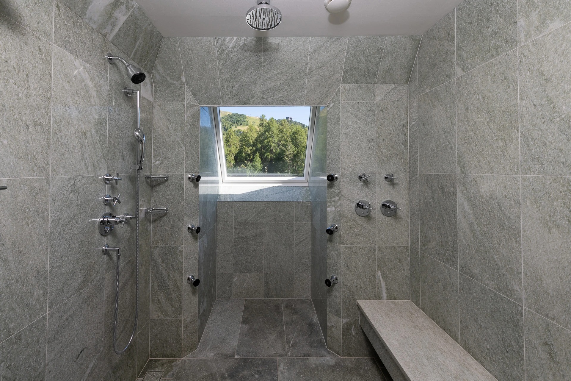 suvretta-house-schweiz-familienluxusreisen-thefamilyproject-dusche