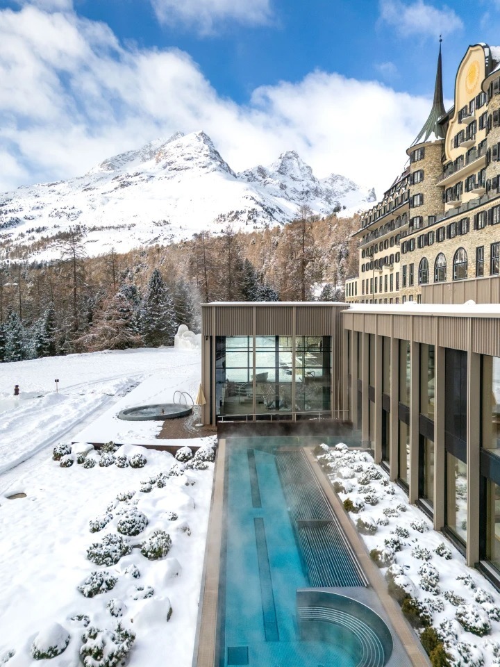 suvretta-house-schweiz-familienluxusreisen-thefamilyproject-spa-outdoorpool