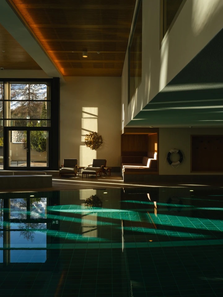 suvretta-house-schweiz-familienluxusreisen-thefamilyproject-spa-pool