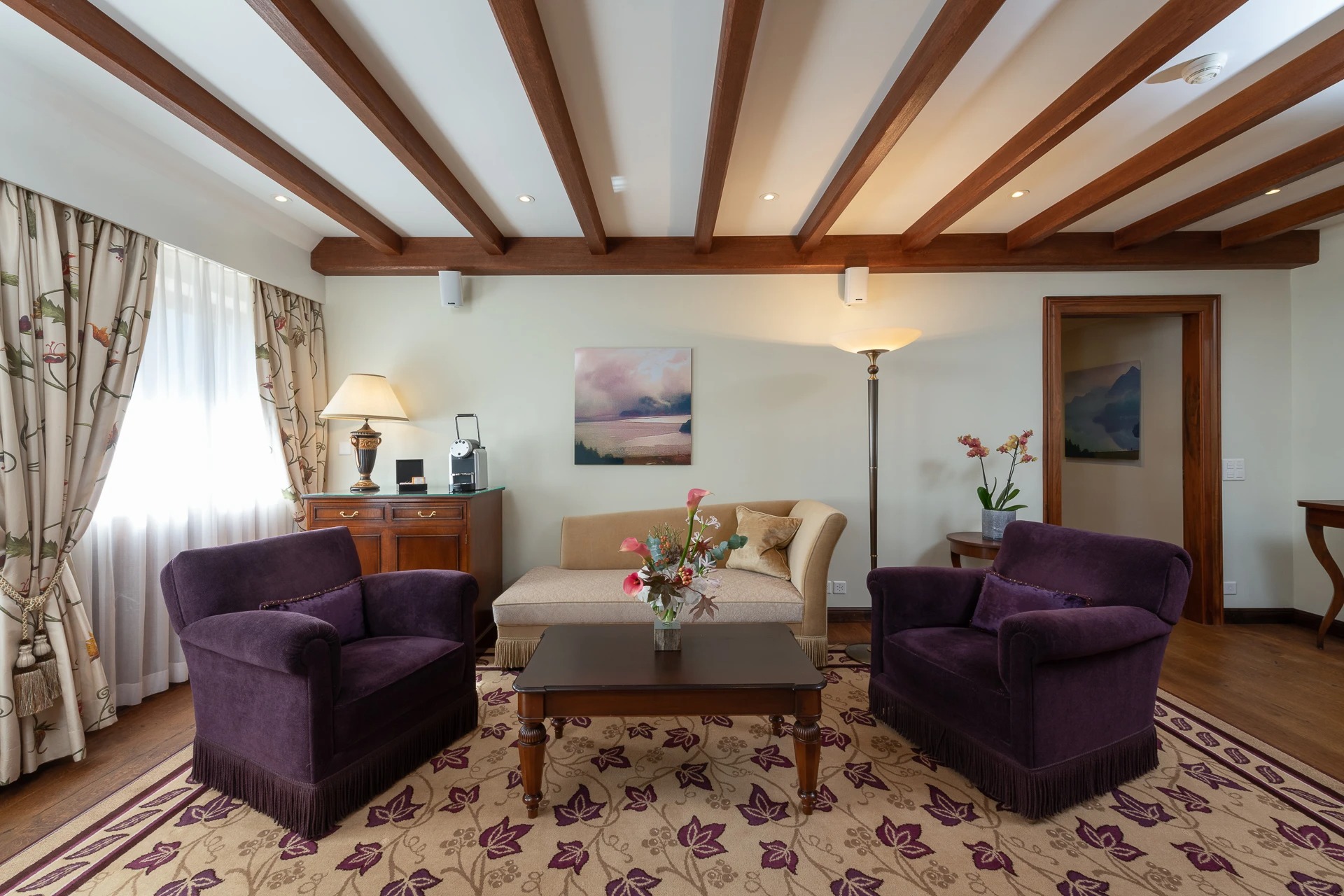 suvretta-house-schweiz-familienluxusreisen-thefamilyproject-suite-sitzbereich