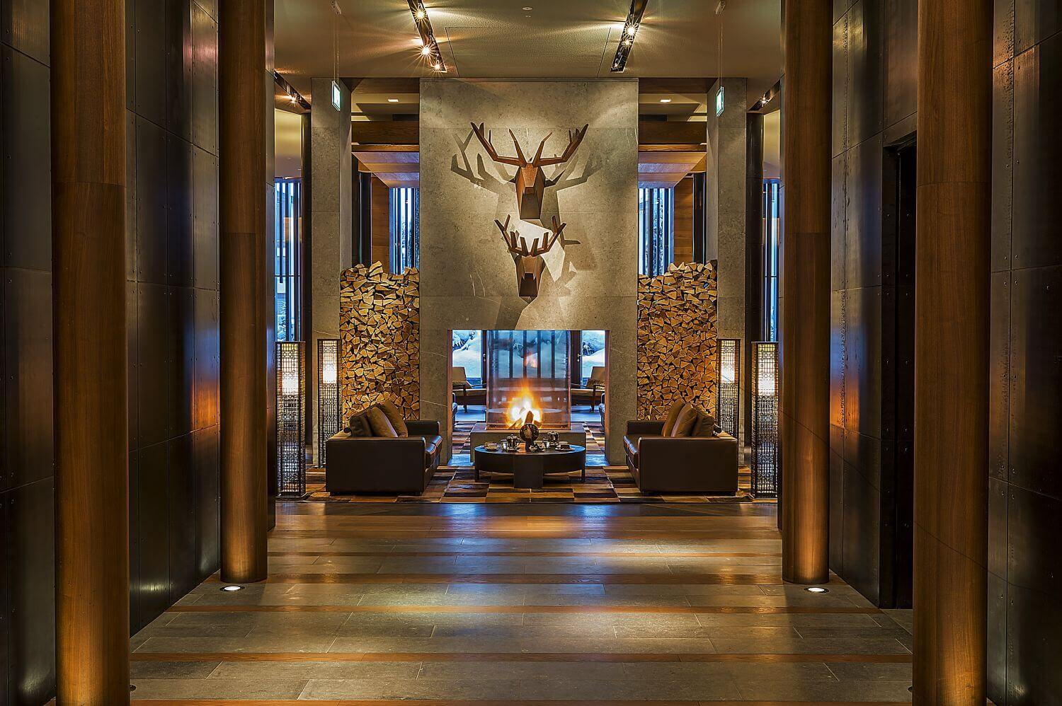 Eingangsbereich eines Hotels mit Hirschgeweihen.