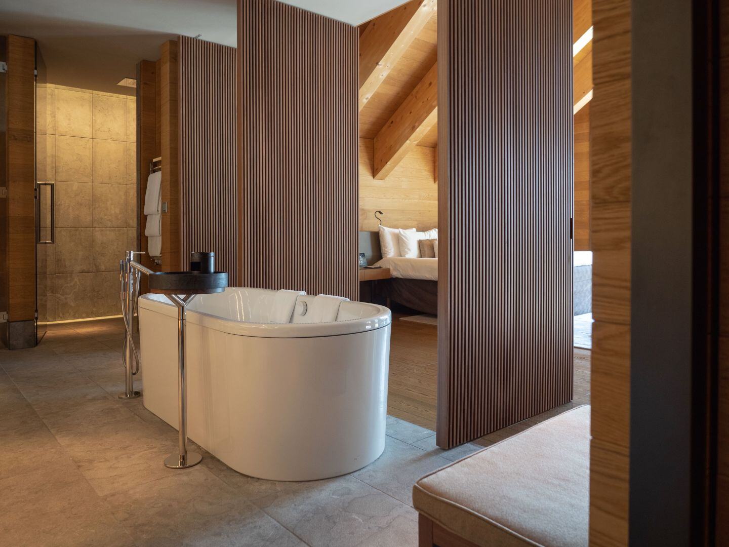 Freistehende Badewanne in einer Hotelsuite.