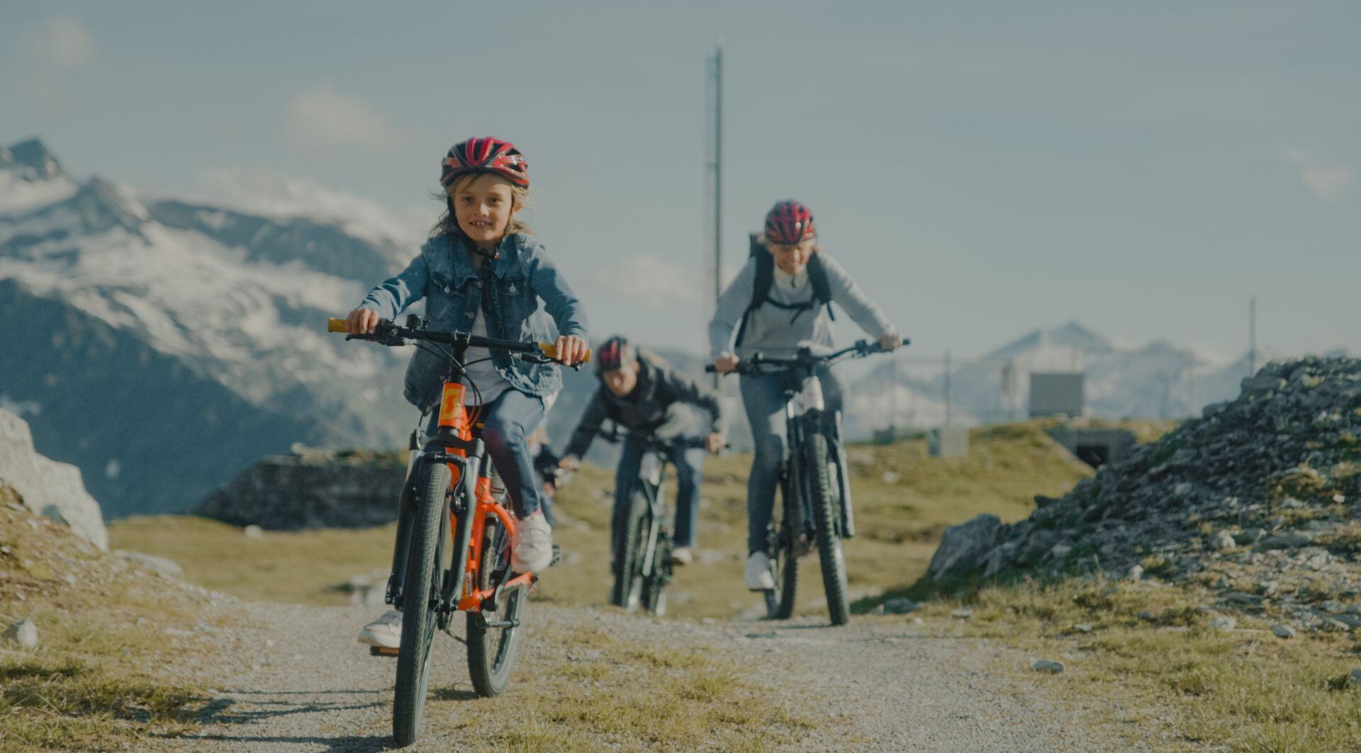 chedi-andermatt-schweiz-familienluxusreisen-familie-radfahren