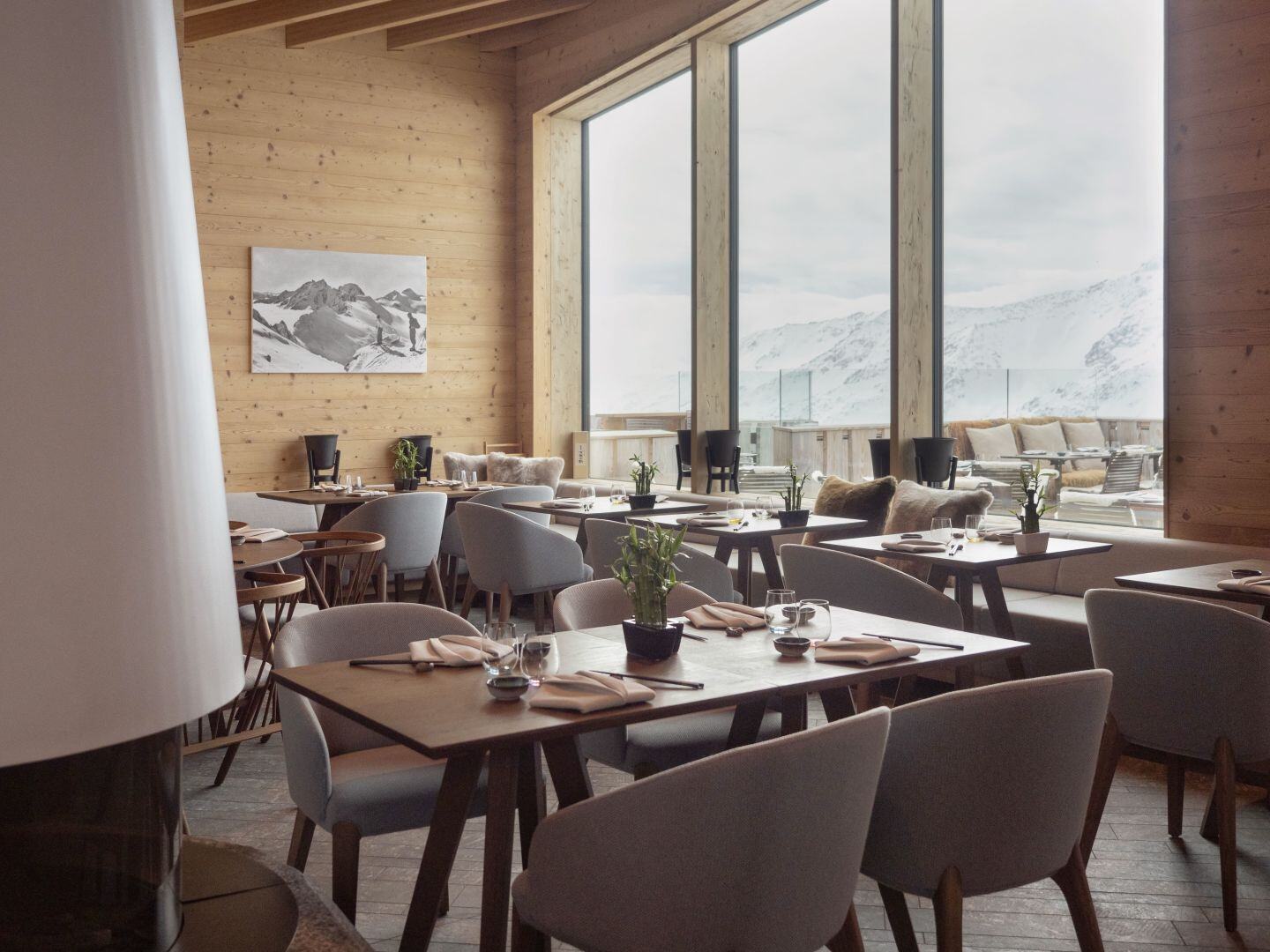 Restaurant mit Blick auf die verschneiten Alpen.