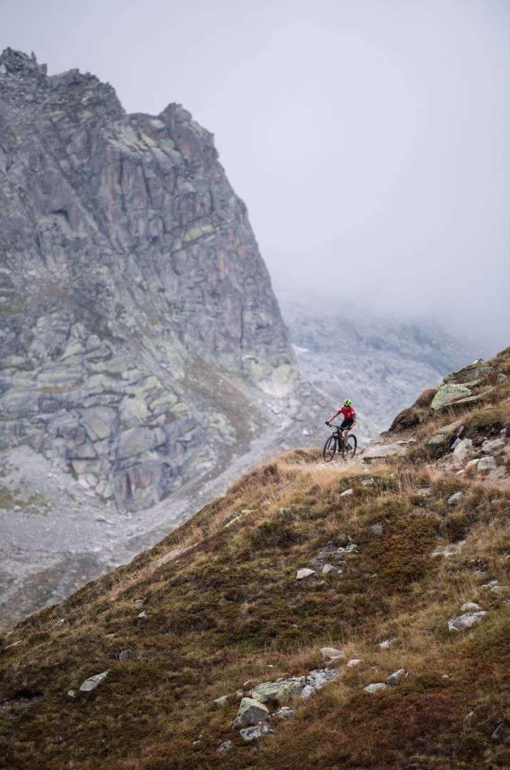 chedi-andermatt-schweiz-familienluxusreisen-radfahrer