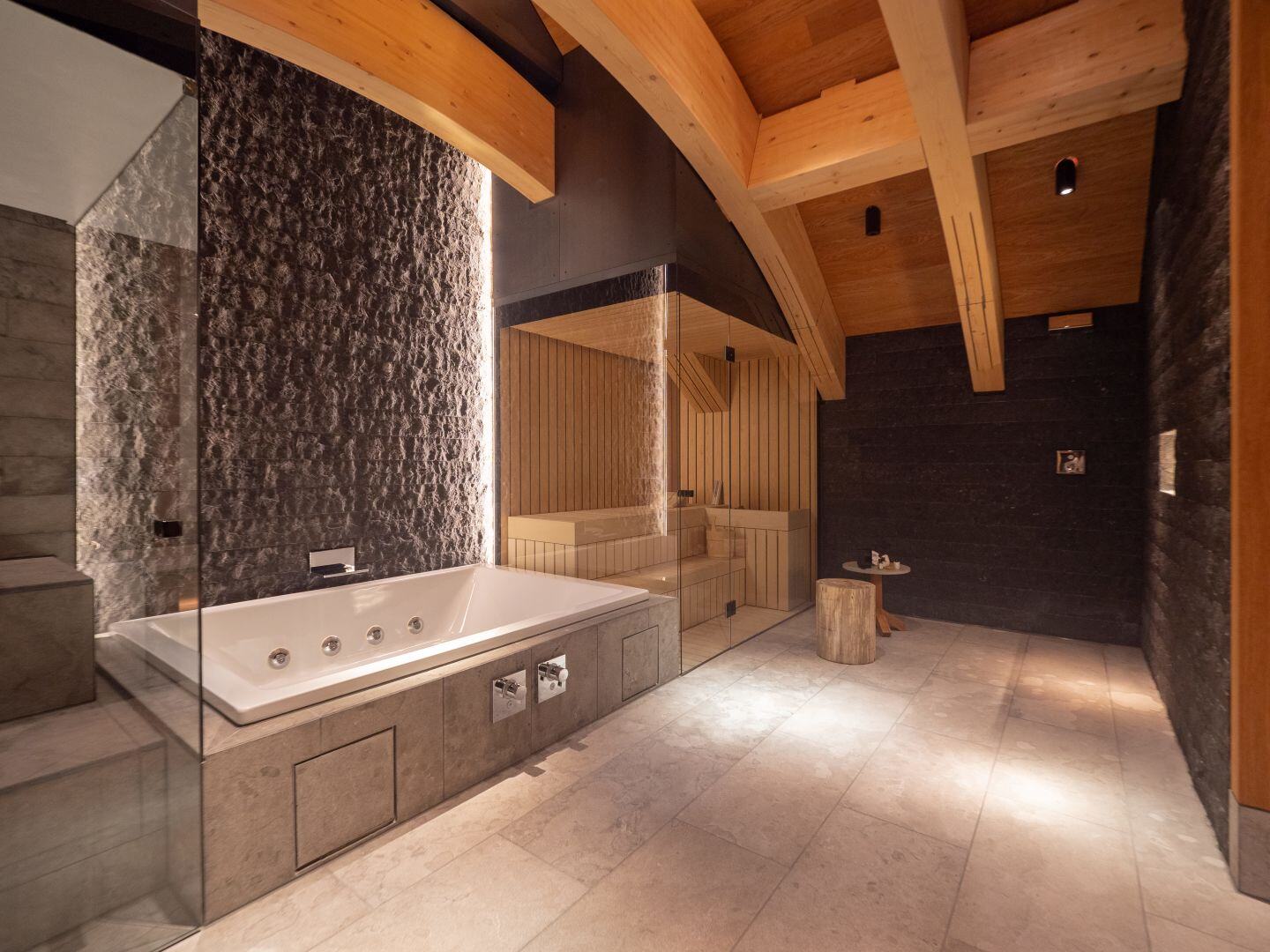 Luxuriöser Spabereich mit Sauna und Whirlpool.
