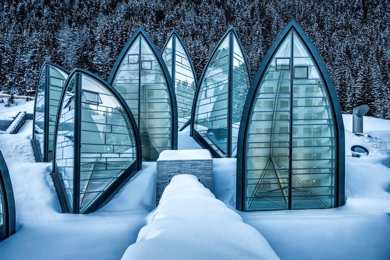 tschuggen-grandhotel-arosa-familienluxusreisen-designefenster-verschneit
