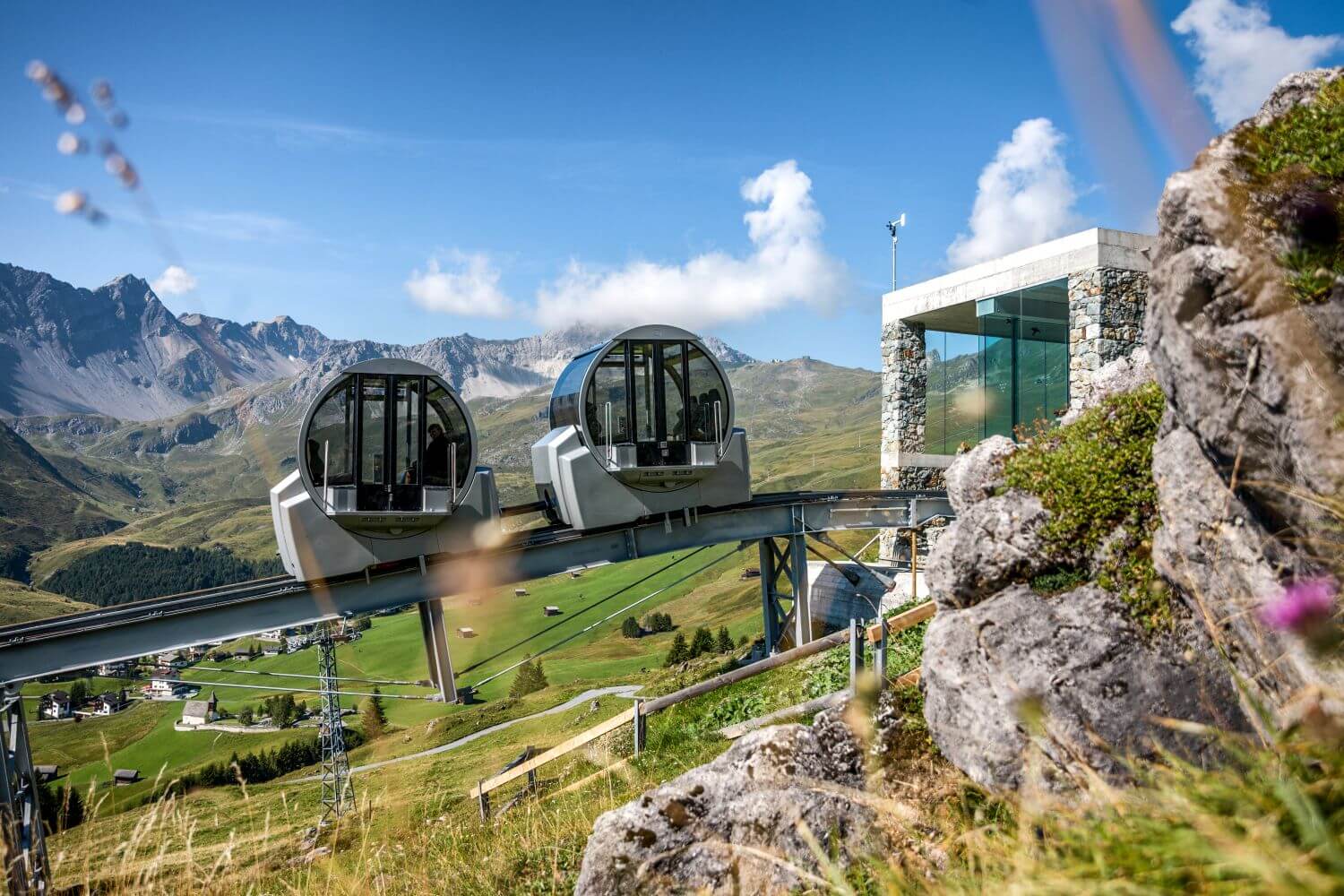 tschuggen-grandhotel-arosa-familienluxusreisen-gondeln-sommer