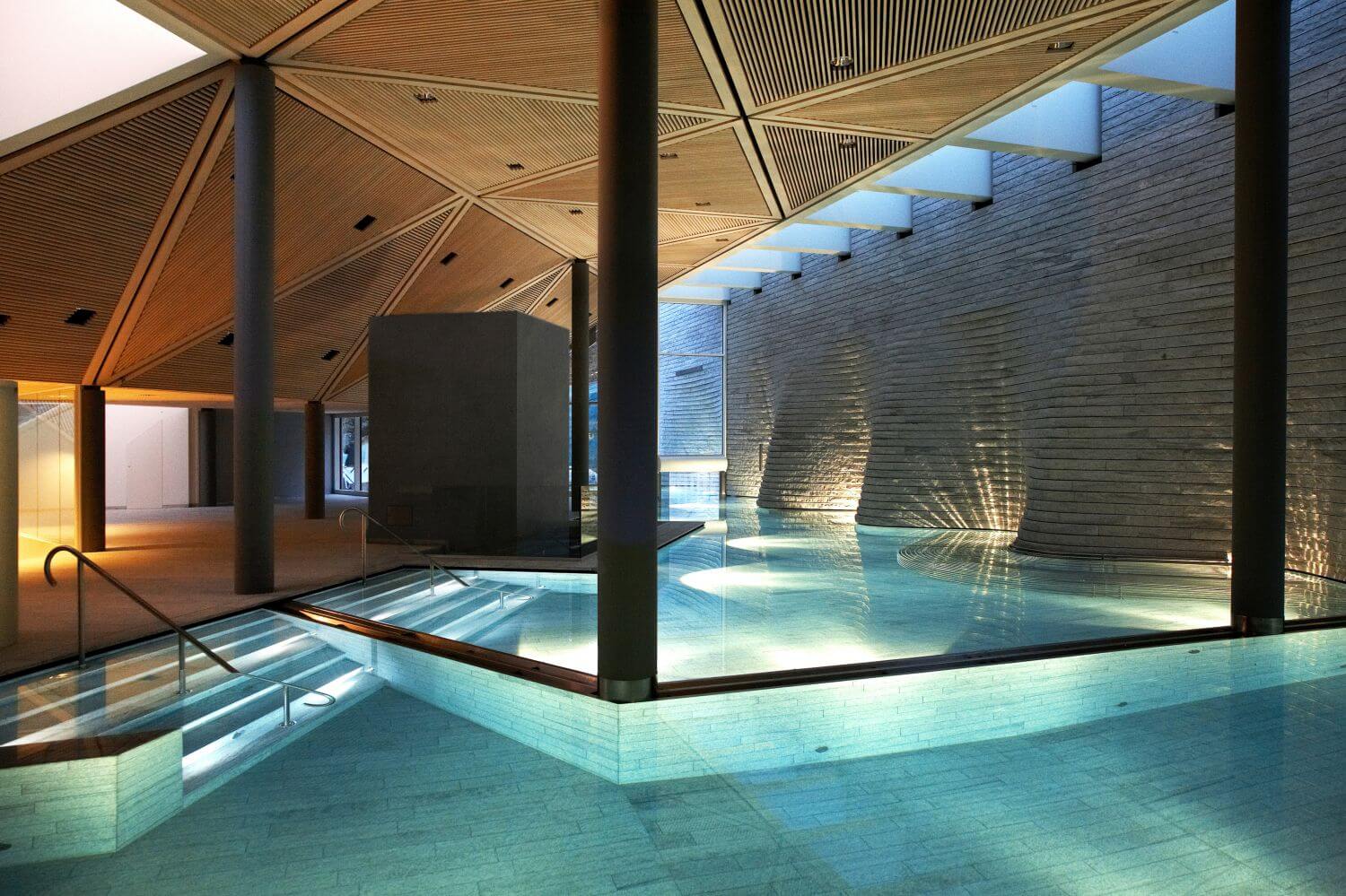 tschuggen-grandhotel-arosa-familienluxusreisen-indoorpool