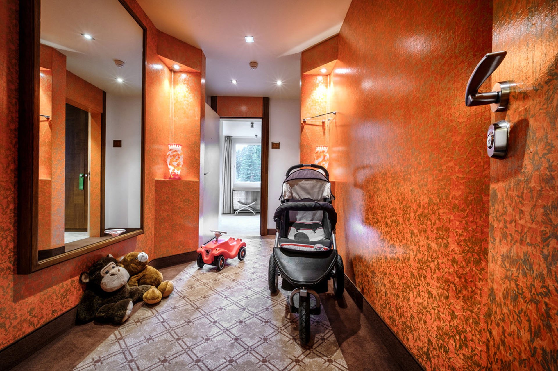 tschuggen-grandhotel-arosa-familienluxusreisen-kinderwagen