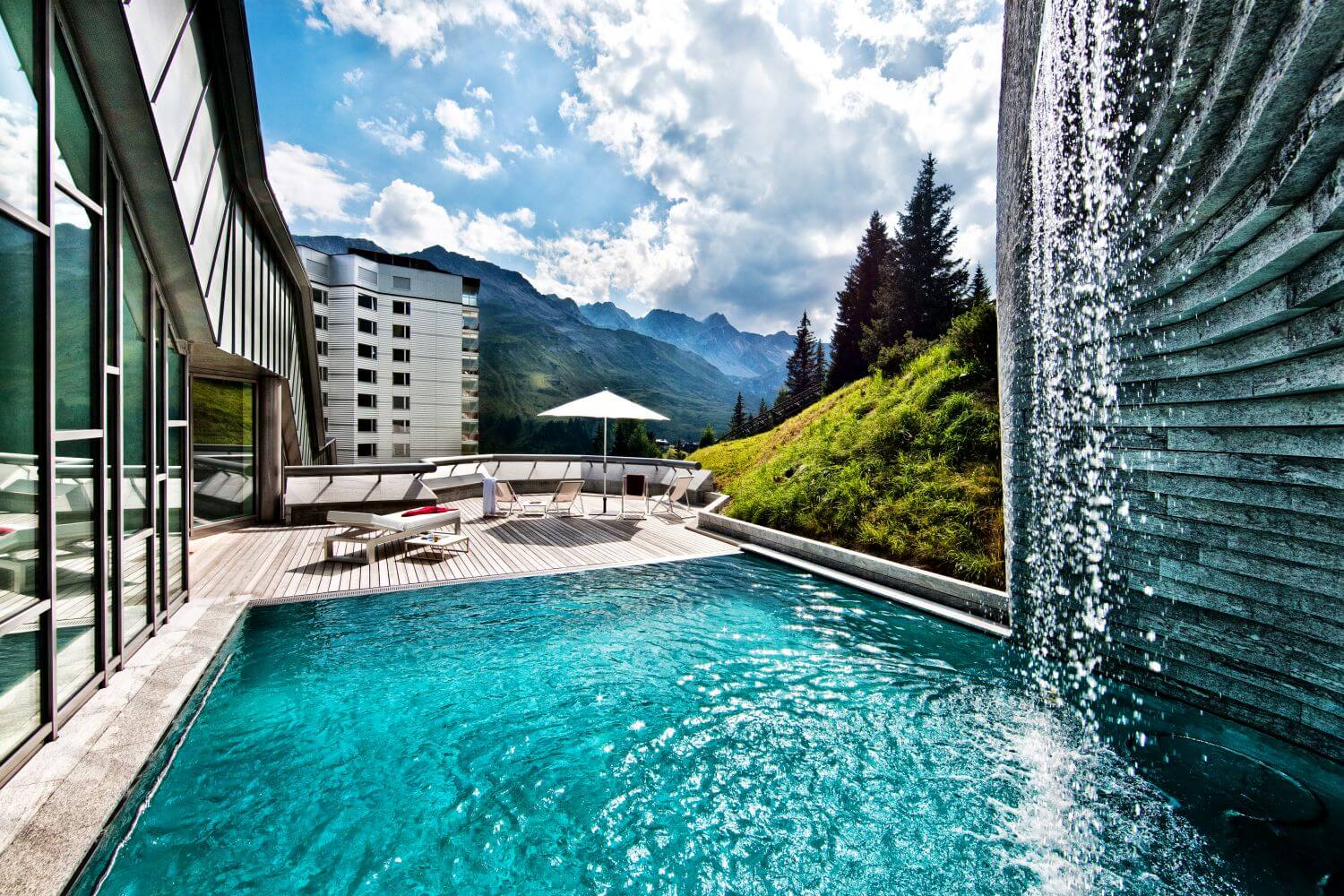 tschuggen-grandhotel-arosa-familienluxusreisen-outdoorpool2