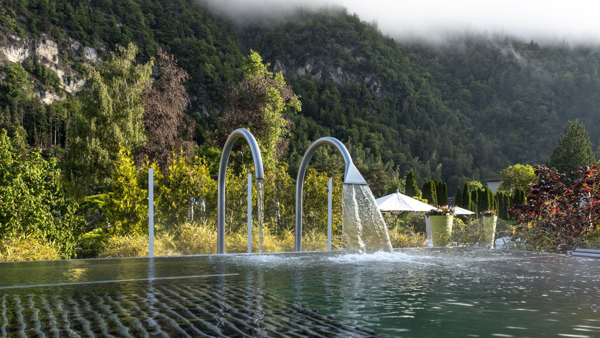 victoria-jungfrau-interlaken-schweiz-familienluxusreisen-outdoorpool