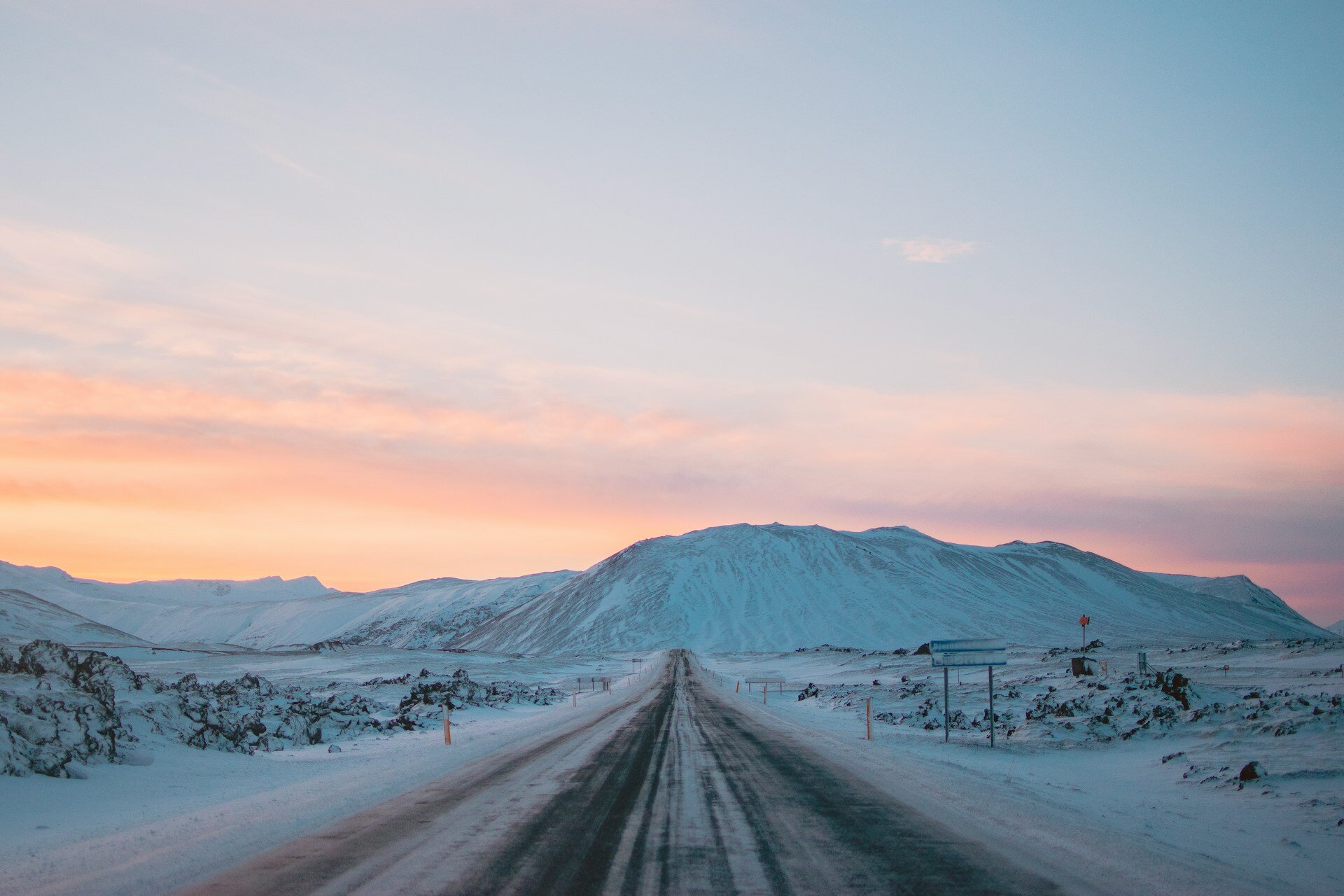 isländische Schneelandschaft bei Sonnenuntergang
