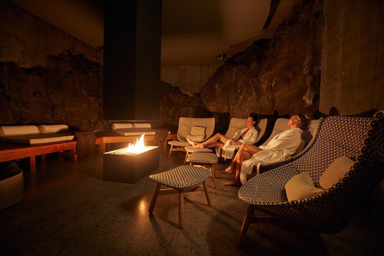 the-retreat-at-blue-lagoon-island-famillienluxusreisen-spa-fire-room