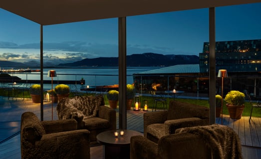 the reykjavik edition island familienluxusreisen terrasse