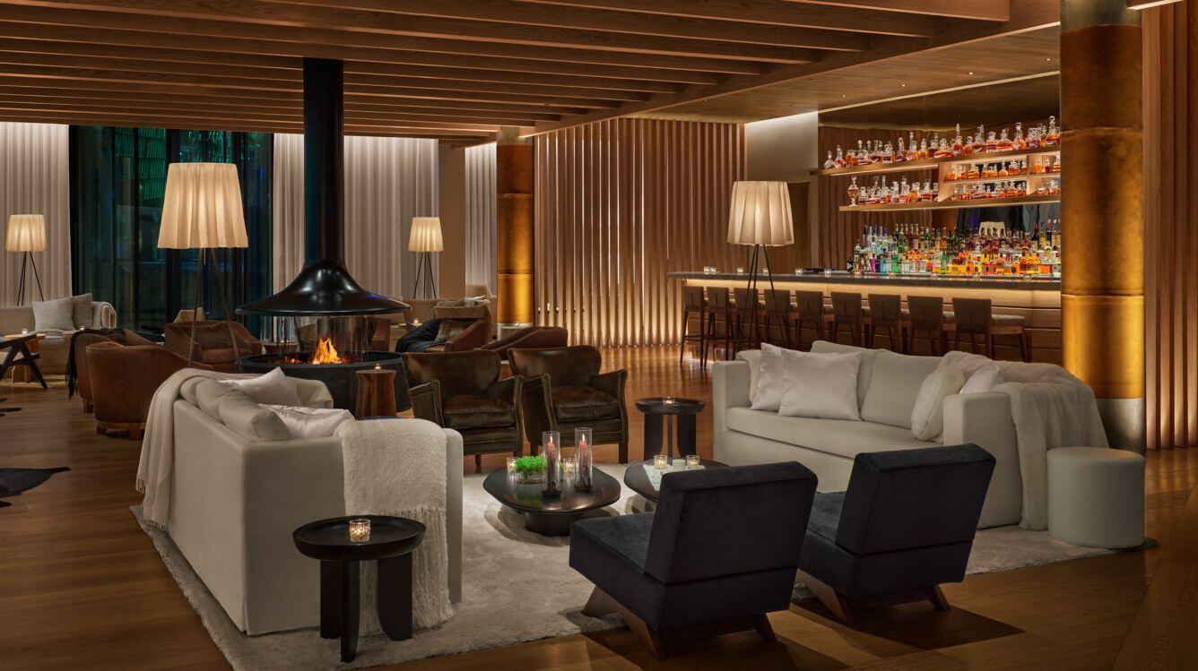Wohnraum und Bar des Hotels bei gemütlicher Abendstimmung