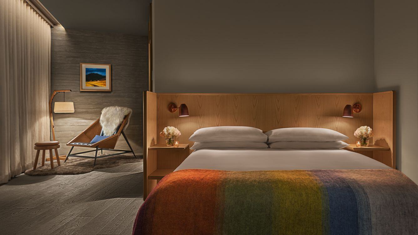 Loft King Room in gemütlicher Beleuchtung bei Nacht