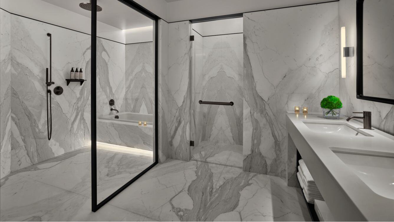 helles Marmor Badezimmer des Penthouses