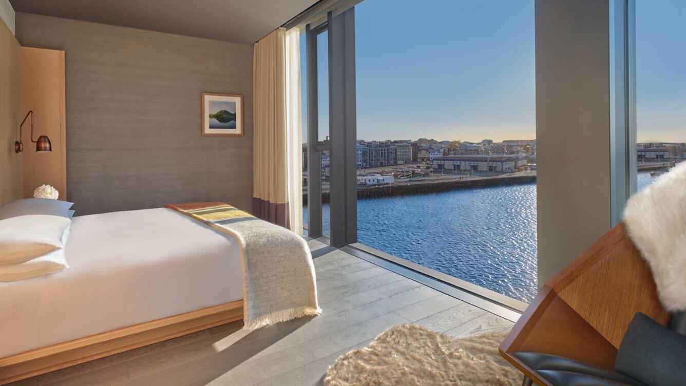 Schlafzimmer mit Infinity-Fenster mit Blick auf den Hafen, Zimmer eines Penthouses