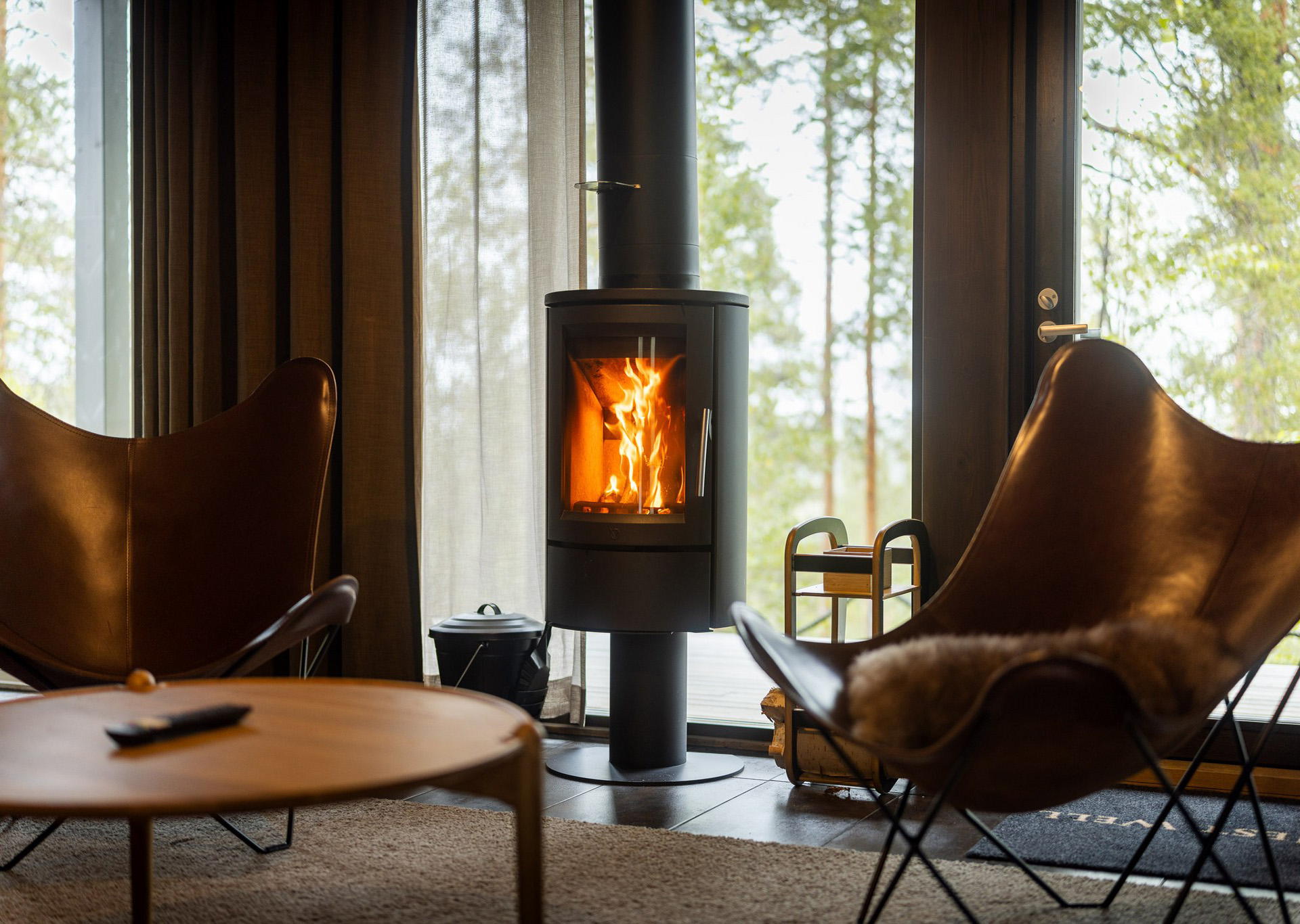 arctic-treehouse-hotel-finnland-familienluxusreise-thefamilyproject-lounge