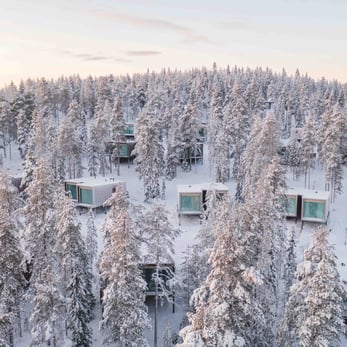 arctic-treehouse-hotel-finnland-familienluxusreise-thefamilyproject-luftbildaufnahme
