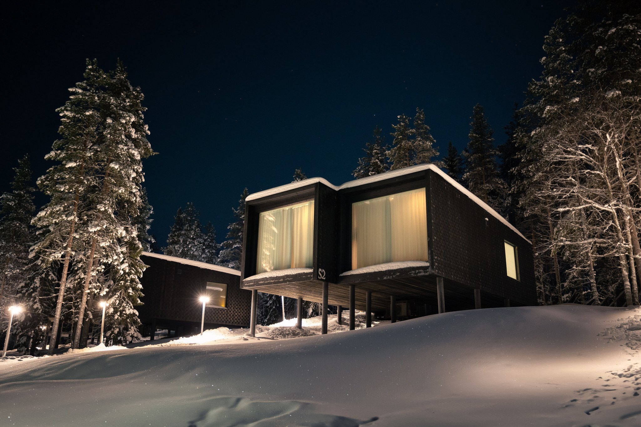 arctic-treehouse-hotel-finnland-familienluxusreise-thefamilyproject-suite-aussenansicht-nacht