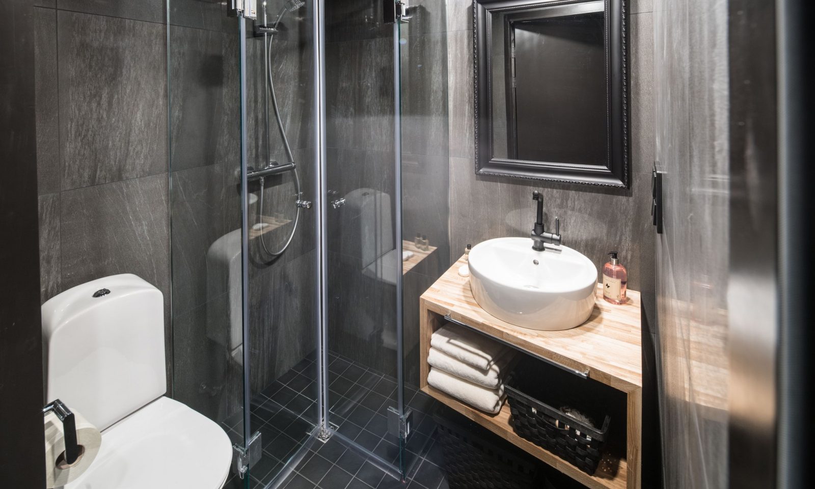 arctic-treehouse-hotel-finnland-familienluxusreise-thefamilyproject-suite-badezimmer