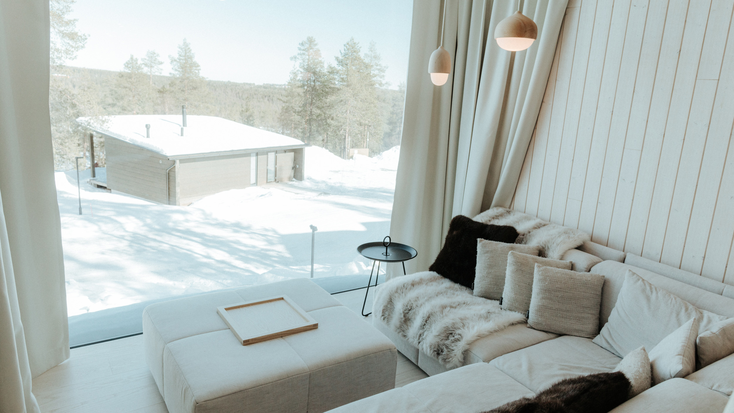 arctic-treehouse-hotel-finnland-familienluxusreise-thefamilyproject-suite-wohnbereich