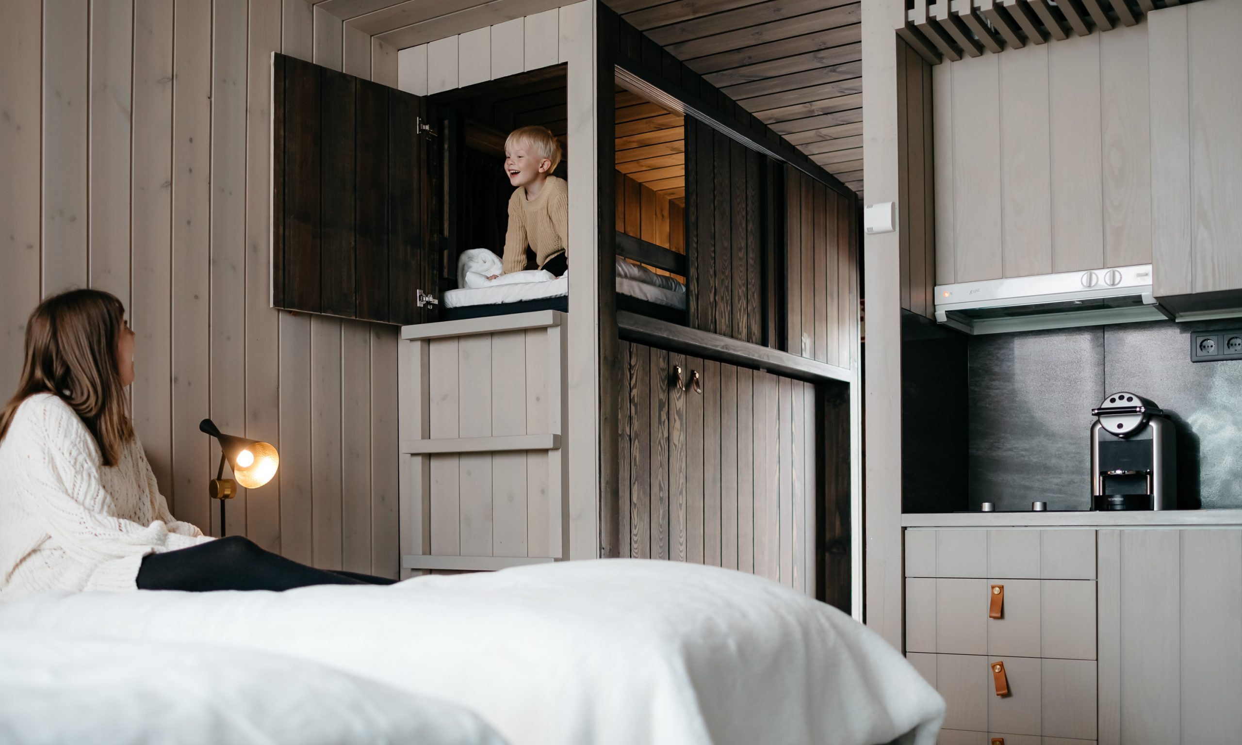arctic-treehouse-hotel-finnland-familienluxusreise-thefamilyproject-unterkunft-schlafzimmer