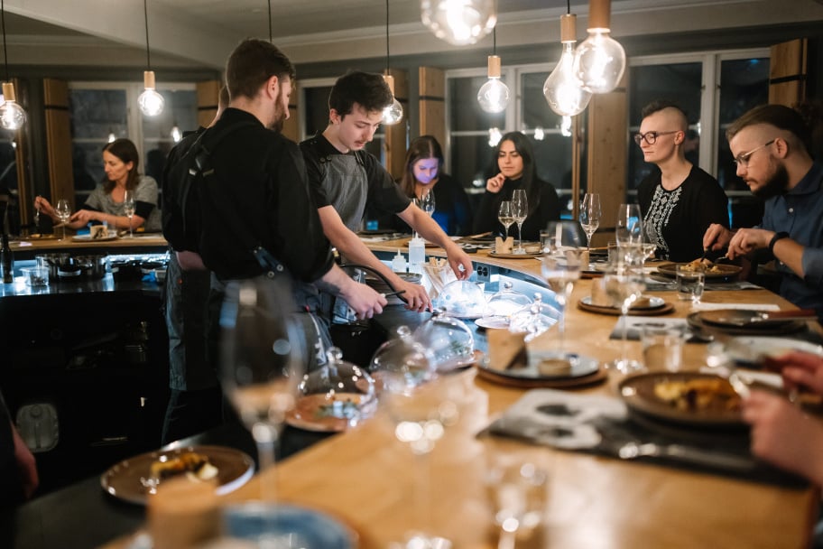 icehotel-jukkasjärvi-schweden-familienluxusreisen-dinnerparty