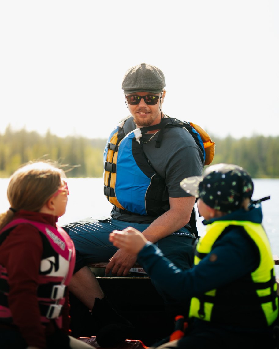icehotel-jukkasjärvi-schweden-familienluxusreisen-kinder-bootsfahrt