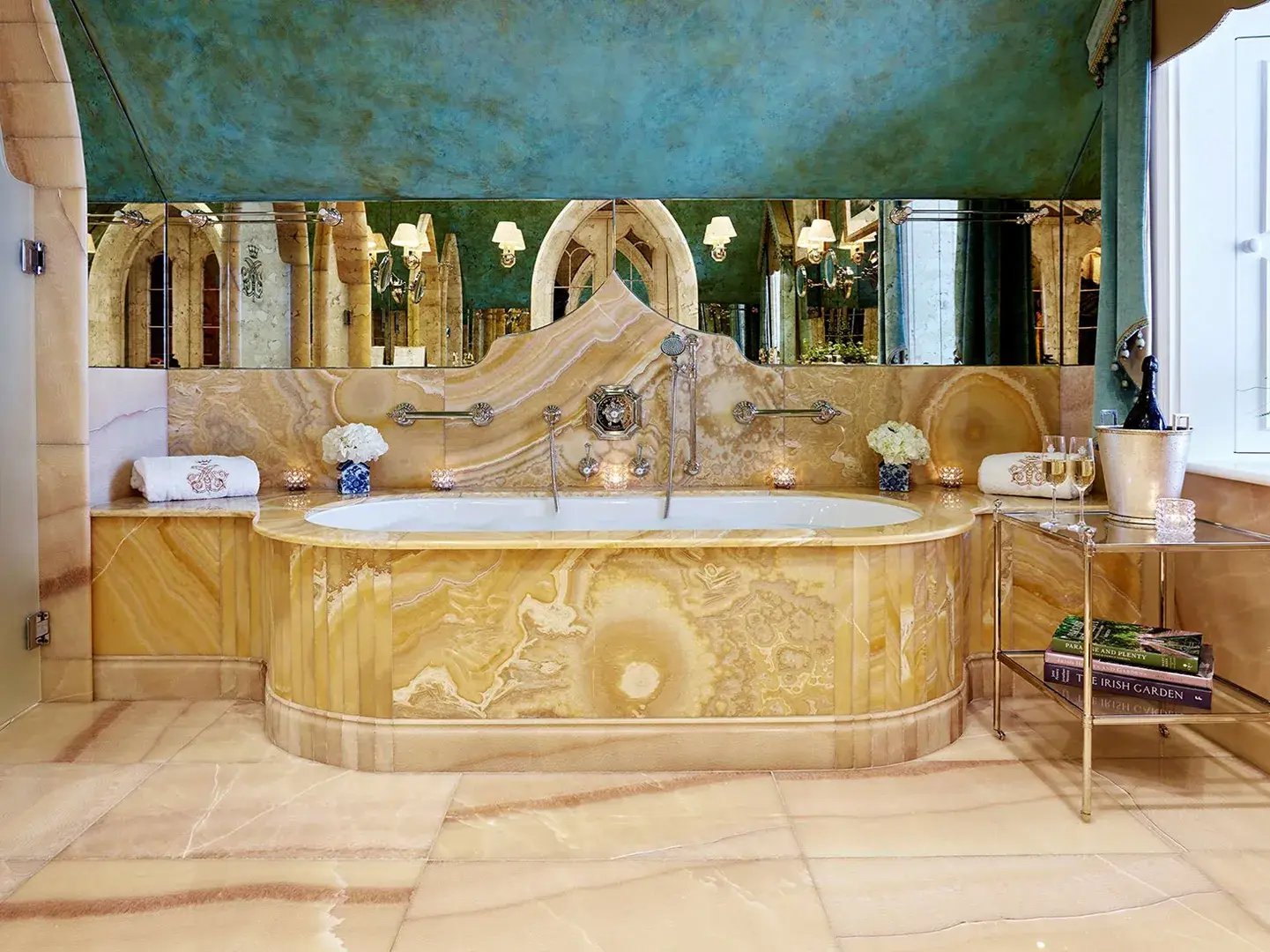 Luxuriöse Badewanne mit Spiegelwand.