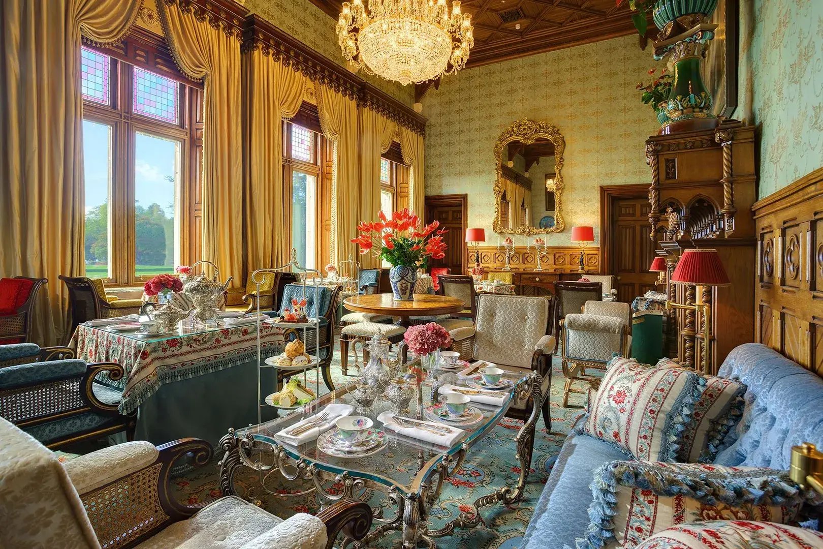 Pompöse Lounge mit vielen Sitzmöbeln, im Stil eines alten Schlosses.