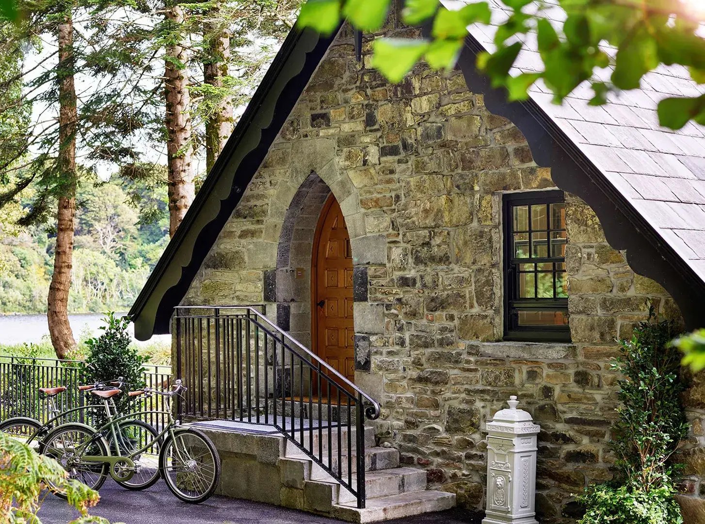 Steincottage von außen, davor stehen Fahrräder.