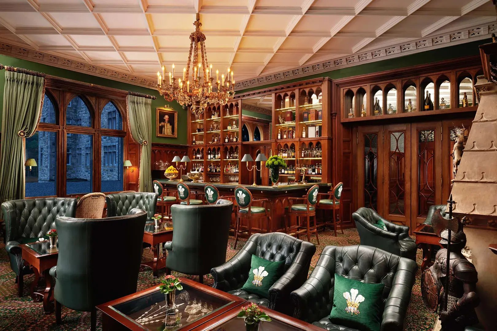 Herrenzimmer mit Bar und Ledersesseln.