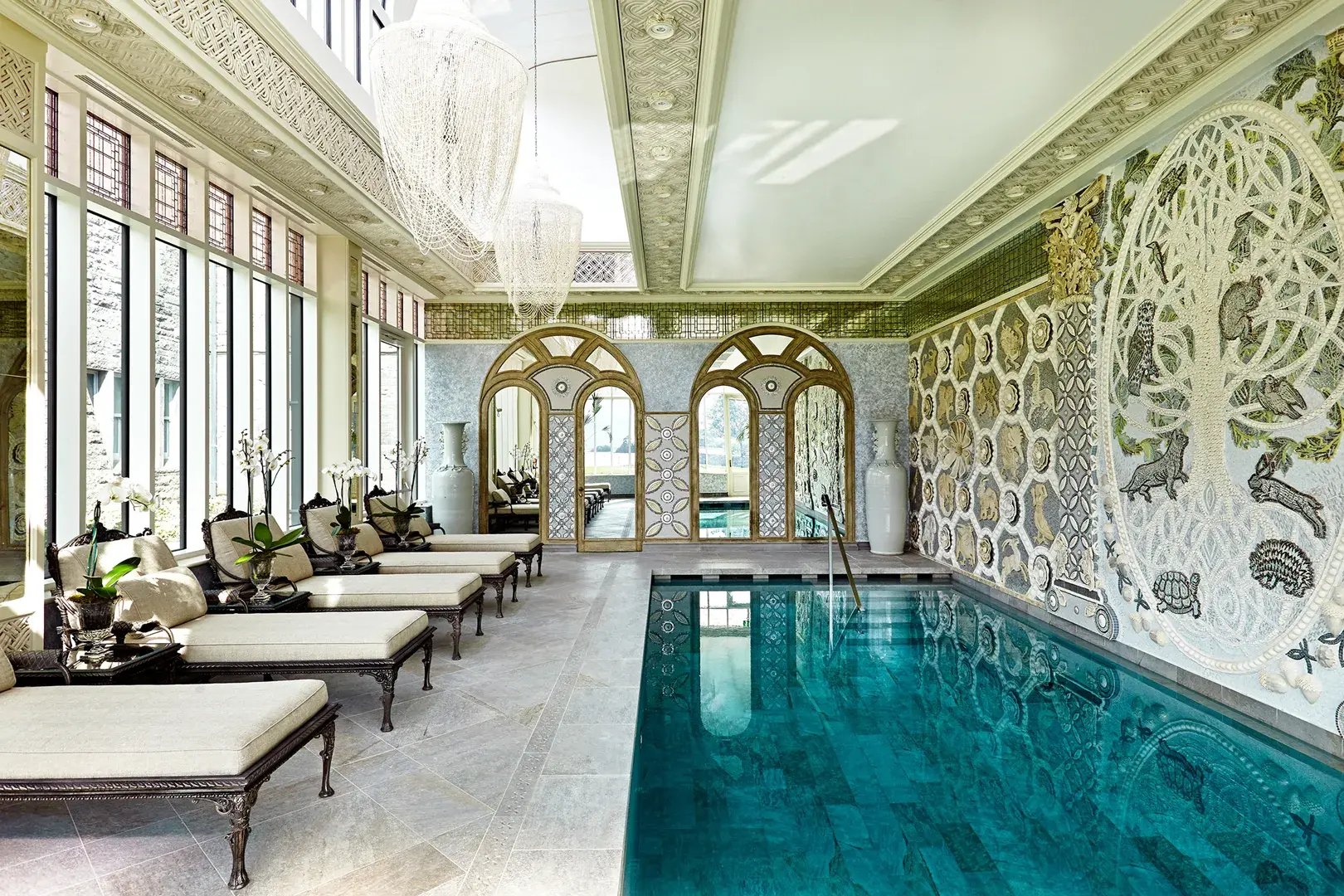 Pompöser Indoor-Pool mit Wandmosaiken.